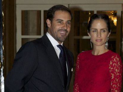 Miguel B&aacute;ez con su mujer Carolina Herrera a la entrada del Palace.