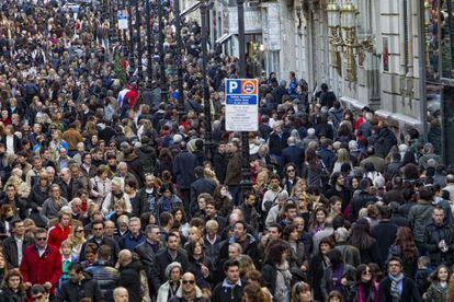 La avenida del Portal de l'Àngel de Barcelona, en el primer dia festivo con los comercios abiertos durante la campaña de Navidad.