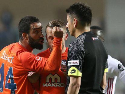 Arda Turan amenaza a un árbitro en un partido contra el Demir Grup Sivasspor