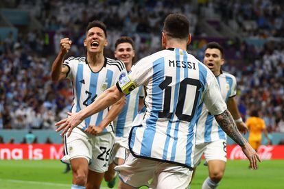 Nahuel Molina celebrates with Lionel Messi his goal against the Netherlands. 