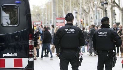 Una pareja de Mossos d'Esquadra en Barcelona.