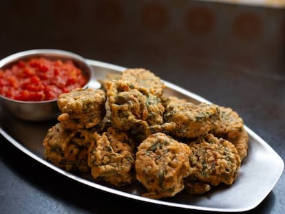 Menú para hoy: buñuelos de verdura y su salsa