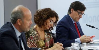 La ministra portavoz, María Jesús Montero (c), el ministro de Sanidad, Salvador Illa (d), y el ministro de Justicia, Juan Carlos Campo, comparecen en la rueda de prensa posterior al Consejo de Ministros este martes en Madrid. 