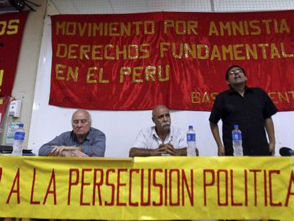 Diego Rayme (derecha), secretario general de Movadef, en una conferencia de prensa en Buenos Aires el pasado 27 de noviembre.