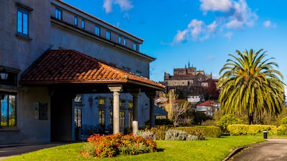 El parador de Tui, una recreación de un pazo gallego, y, al fondo, a un kilómetro de distancia, la catedral de Santa María.