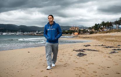 Romano, que está a punto de cumplir 43 años, se reencuentra con el Mediterráneo paseando por la playa de Palma.