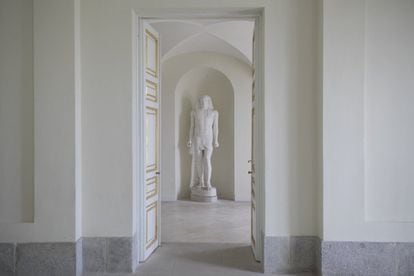 Escultura en un pasillo del Palacio del Infante Don Luis de Borbón.