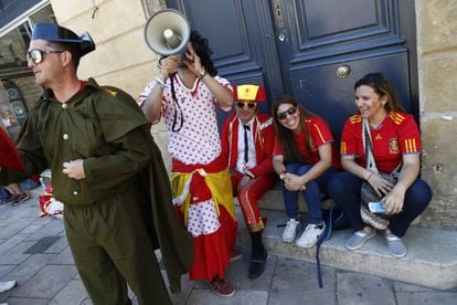 Un grupo de españoles seguidores de la selección de fútbol en la ciudad de Burdeos, el 21 de junio de 2016.