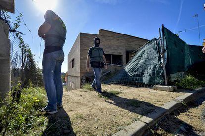 Agentes de la Guardia Civil en la operación en Maçanet de la Selva.