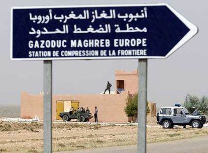 Militares (a la izquierda) y gendarmes marroquíes custodian el gasoducto Duran Farrell cerca de la frontera con Argelia.