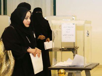 Una dona espera, dissabte, dipositar el seu vot a Riad.