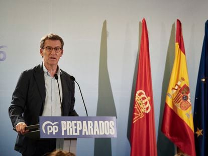 El candidato a la presidencia del Partido Popular, Alberto Núñez Feijóo, interviene durante un acto celebrado con afiliados del PP para exponer su proyecto político, en Pamplona este viernes.