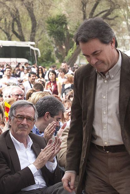 Xavier Trias, sentado, y Artur Mas ayer en Barcelona.