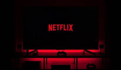 Smart TV con logo de Netflix rojo