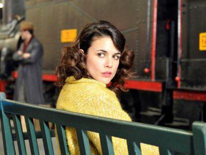 La actriz Adriana Ugarte en una escena de 'El tiempo entre costuras'