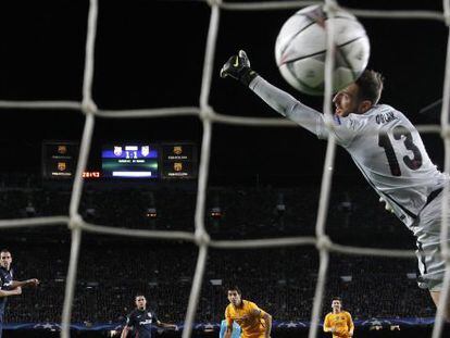 Luis Su&aacute;rez anota el segundo gol para el FC Barcelona en la victoria ante el Atl&eacute;tico de Madrid por 2-1, en el encuentro de ida de cuartos de final de Liga de Campeones que ambos clubes disputaron en el Camp Nou.