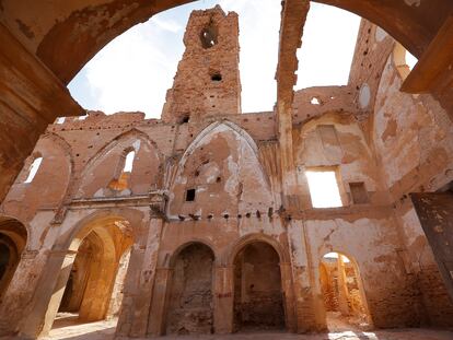 Interior de una basílica derruida en el pueblo viejo de Belchite (Zaragoza).
