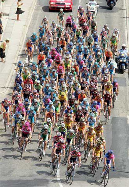 El pelotón, durante la 18ª etapa, entre Morzine y Macon.