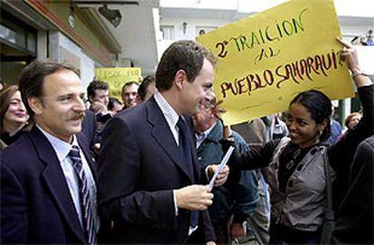 Una manifestante pro Polisario enarbola una pancarta ante Zapatero.