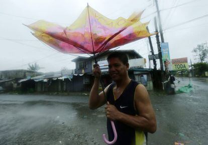Koppu, que se desplaza a tan 5 kilómetros por hora por el norte de Filipinas, está dejando intensas precipitaciones en la zona, que han provocado hasta el momento 21 inundaciones y 13 deslizamientos de tierra en las regiones de Valle de Cagayan, Luzón Central y Bicol, según datos del Consejo Nacional de Desastres.