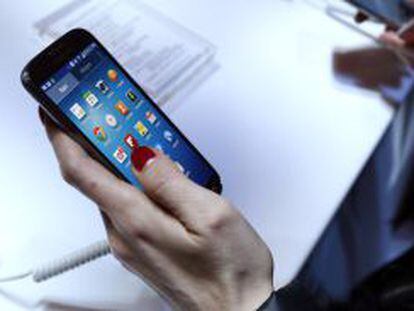 Una usuaria maneja el nuevo Samsung Galaxy S4.
