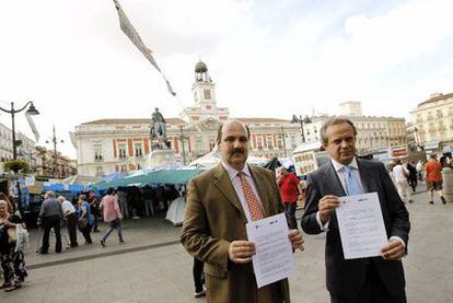 El presidente de los Comerciantes de Preciados-Carmen-Arenal, Ignacio Lario (i), junto al presidente de la Confederación de Comerciantes de Madrid (COCEM), Hilario Alfaro (d), esta mañana en la Puerta del Sol.