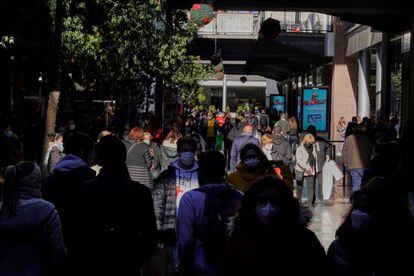 El centre comercial de La Maquinista de Barcelona ple de persones aquest dilluns.