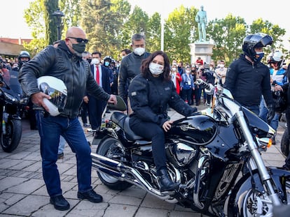 La presidenta de Madrid, Isabel Díaz Ayuso en una moto durante un encuentro con representantes de asociaciones de Fuerzas y Cuerpos de Seguridad del Estado en Valdemoro (Madrid).