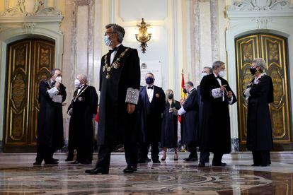 El presidente del Consejo General del Poder Judicial, Carlos Lesmes (en el centro), junto a miembros de la Sala del Gobierno del Supremo, el pasado lunes.