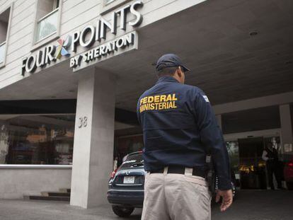  La policia federal vigila el hotel donde los componentes de la banda sufrieron la extorsi&oacute;n.