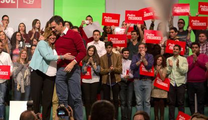 Susana Díaz, presidenta de la Junta de Andalucía, y Pedro Sánchez, candidato socialista, en el mitin del PSOE en Málaga, el último día de campaña de las elecciones legislativas del 20-D de 2015.