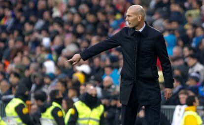 Zidane da órdenes a sus jugadores en el Real Madrid-Sevilla.