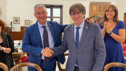 El alcalde de Alger, Mario Conoci (a la izquierda) y Carles Puigdemont, en una reunión mantenida el sábado con el expresident en Cerdeña.