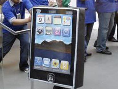 La niña Lyle Kahney, de 9 años, ingresa a la tienda Apple para comprar el iPad en San Francisco, California.