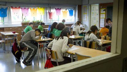 Alumnes a la classe d'una escola de Barcelona.