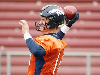 Peyton Manning en el entrenamiento de Denver Broncos. 