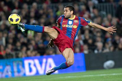 Dani Alves, durante un partido con el Barcelona esta temporada.