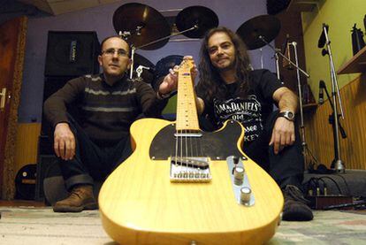 Domingo Rodríguez (izquierda) y Sergio Pena, autores del método para guitara eléctrica en gallego.