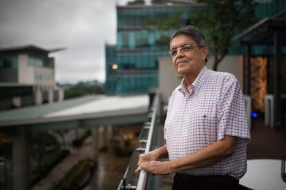 Sergio Ramírez posa tras la entrevista para EL PAÍS.