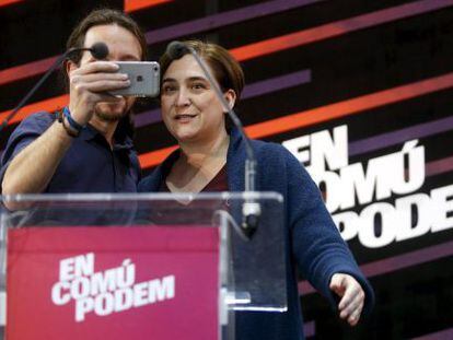 Pablo Iglesias i Ada Colau graven un vídeo en què anuncien el seu míting d'avui a Madrid.