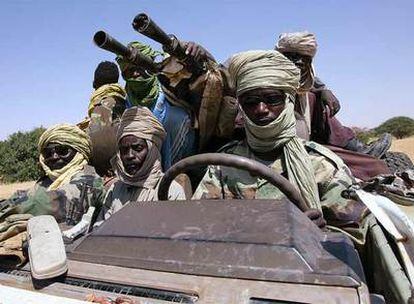 Un grupo de guerrilleros en  la frontera entre Sudán y Chad, al noroeste de Darfur, en 2007.