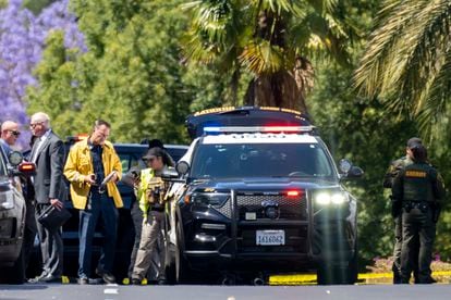 Investigadores se reúnen frente a la Iglesia Presbiteriana de Ginebra en Laguna Woods, California, después de un tiroteo fatal.