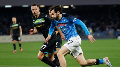 Kvaratskhelia conduce el balón ante Marusic, de la Lazio.