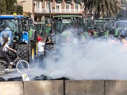 Agricultores protestan este lunes en el centro de Valencia.