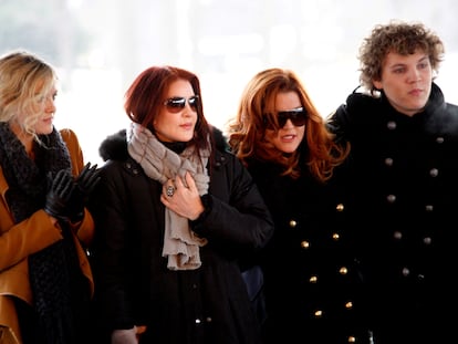 Riley Keough, Priscilla Presley, Lisa Marie Presley y Benjamin Keough, en la conmemoración del 75º cumpleaños de Elvis Presley, en enero de 2010.