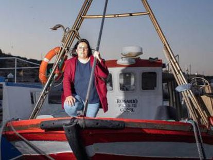 La patrona Manuela Leal, en su barco 'Rosario', primera mujer al frente de la Cofradía de Pescadores de Conil.