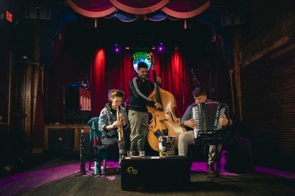 Aurora Nealand, Pete Olynciw y Michael Ward-Bergeman, músicos de jazz afincados en la ciudad, tocan en el club d.b.a.