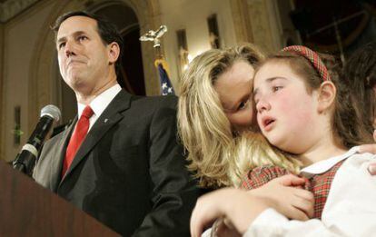 Rick Santorum, con su mujer y una de sus hijas en un mitin en 2006 en Pittsburgh.