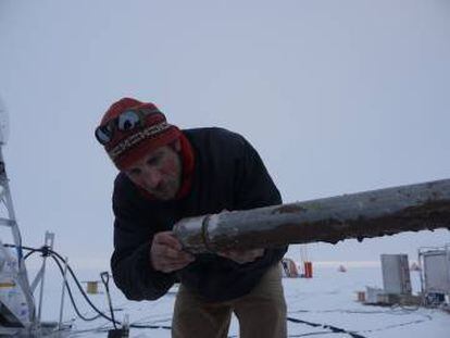 El cient&iacute;fico James Smith durante la recogida de los sedimentos del lecho rocoso bajo el glaciar.