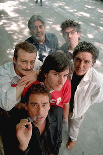 En primer plano y de izquierda a derecha, Eduard Fernández, Juan Diego, Roger Gual, Antonio Dechent, Chete Lera y Julio Wallovits, en Madrid, durante la presentación de <i>Smoking room.</i>